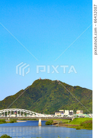 Scenery of Chungju Bridge and Mt. Kinka over the Nagara River 66432087