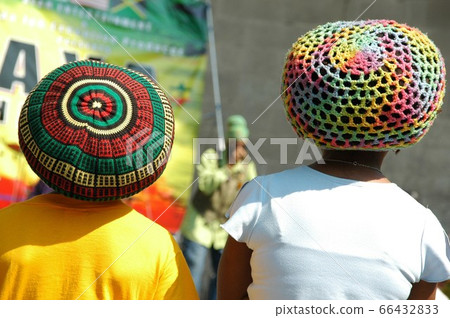 紐約戶外音樂會。雷鬼和牙買加傳統帽子的故鄉 66432833