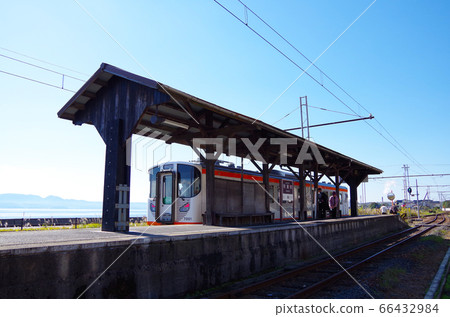 靜landscape的風景,沿新train湖行駛的市田火車和車站的複古房屋在蔚藍的天空中閃閃發亮...島根縣松江市(天氣晴朗) 靜landscape的風景,沿新train湖行駛的市田火車和車站的複古房屋在蔚藍的天空中閃閃發亮...島根縣松江市(天氣晴朗) 66432984