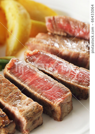 日本黑牛柳牛排在盤子上 66433064