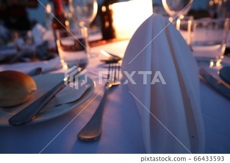 在烏魯魯（Uluru）收聽Starke時享用晚餐 66433593