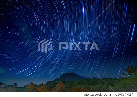 大山在繁星點點的夜晚 大山在繁星點點的夜晚 66434424