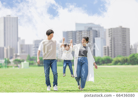 父母和孩子手牽著手，到戶外散步（新的生活方式圖像） 66436080