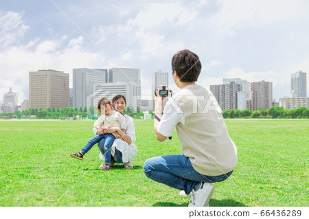 Parent and child shooting with a camera (new lifestyle image) Parent and child shooting with a camera (new lifestyle image) 66436289