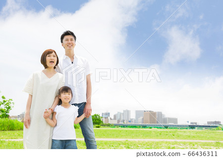 Parent and child looking up at the sky (new lifestyle image) 66436311