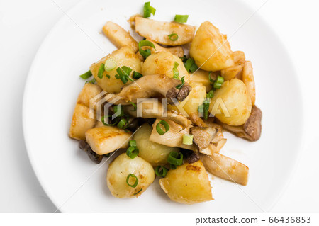 Stir-fried butter soy sauce of eringi and potatoes Stir-fried butter soy sauce of eringi and potatoes 66436853
