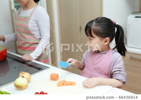 Parents and children who teach children how to use kitchen knives and cook 66436914