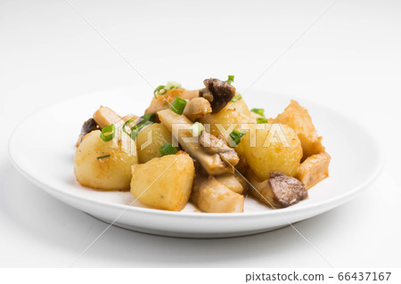 Stir-fried butter soy sauce of eringi and potatoes Stir-fried butter soy sauce of eringi and potatoes 66437167