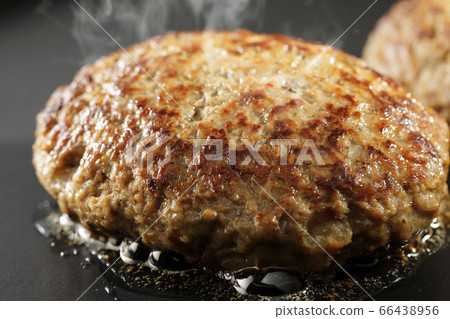 Hamburger steak grilled on an iron plate (combined beef and pork) 66438956
