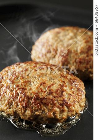 Hamburger steak grilled on an iron plate (combined beef and pork) Hamburger steak grilled on an iron plate (combined beef and pork) 66438957