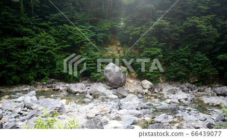 阿特拉河谷的山stream 阿特拉河谷的山stream 66439077