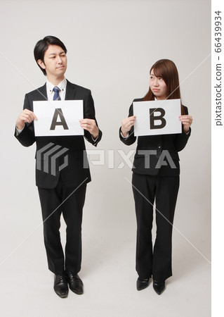 Business person who confronts plan A plan B (business person with whiteboard) 66439934