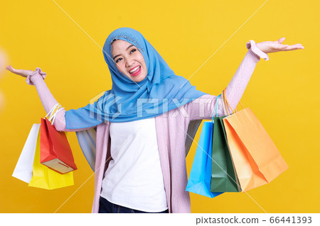 Muslim woman holding shopping bag isolated color 66441393