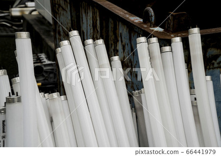 大量含有汞的熒光燈被當作垃圾丟棄 66441979