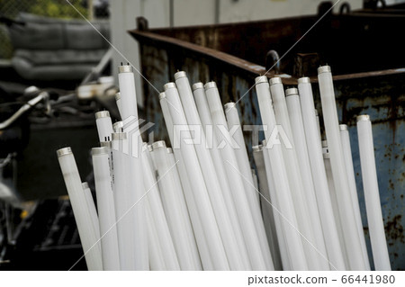 大量含有汞的熒光燈被當作垃圾丟棄 66441980