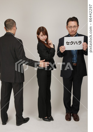商務人士性騷擾行為(工作室用白板拍攝) 商務人士性騷擾行為(工作室用白板拍攝) 66442297