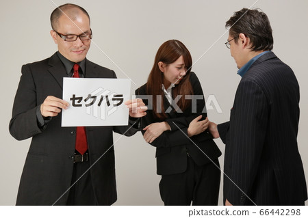商務人士性騷擾行為(工作室用白板拍攝) 商務人士性騷擾行為(工作室用白板拍攝) 66442298
