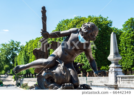 Face mask on a statue of Alexandre III during Coronavirus epidemic - Paris Face mask on a statue of Alexandre III during Coronavirus epidemic - Paris 66442349