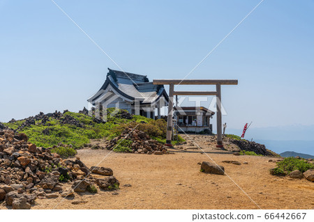 晴朗的天空和藏寶山神社（Okumiya）的藏王山峰 66442667