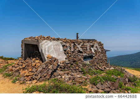 Clear sky and Mount Karita refuge hut, Zao Town, Miyagi Prefecture Clear sky and Mount Karita refuge hut, Zao Town, Miyagi Prefecture 66442688