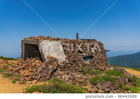 Clear sky and Mount Karita refuge hut, Zao Town, Miyagi Prefecture Clear sky and Mount Karita refuge hut, Zao Town, Miyagi Prefecture 66442689