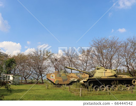 停止的舊產品及其上方的藍色秋天天空 停止的舊產品及其上方的藍色秋天天空 66444542