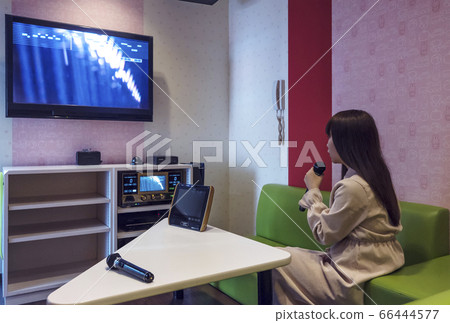 一個女人在卡拉OK箱唱歌的圖像材料 一個女人在卡拉OK箱唱歌的圖像材料 66444577