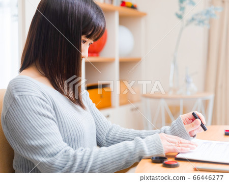 女人蓋章印章由4：3蓋章 66446277