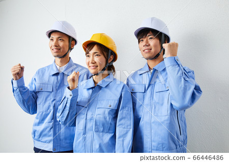工作服的三個年輕商人 66446486
