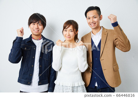 三名年輕人在秋季和冬季穿著 66446816