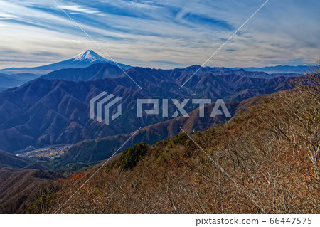 從富士山看到的富士山和第一個狩獵小鎮 從富士山看到的富士山和第一個狩獵小鎮 66447575