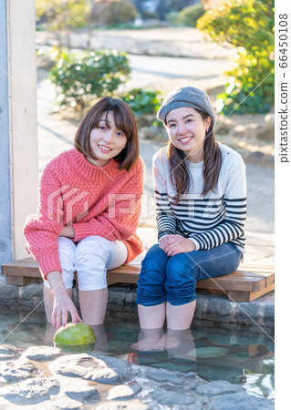 一個女人和一個朋友在女孩旅行中洗腳盆[一月] [攝影合作鬼西保津地獄] 66450108