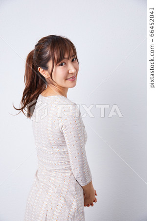 一件看照相機的婦女 66452041