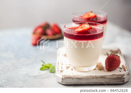 panna cotta dessert 66452826