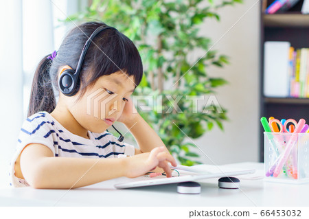 在平板電腦上在線學習的女孩 在平板電腦上在線學習的女孩 66453032