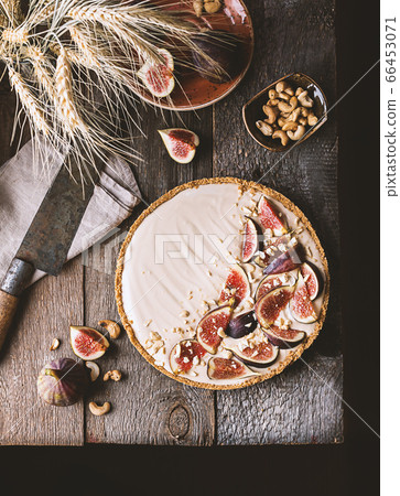 Delicious Tart with fresh figs Delicious Tart with fresh figs 66453071