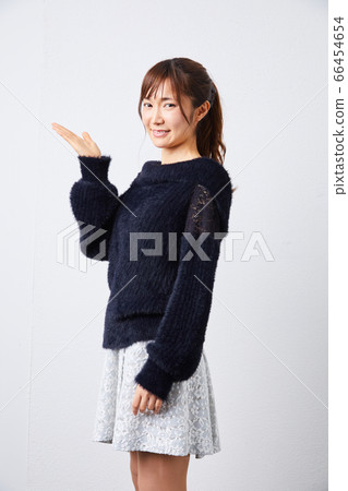 看著照相機的黑色長袖針織的女人 66454654
