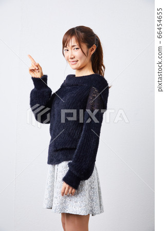 看著照相機的黑色長袖針織的女人 66454655