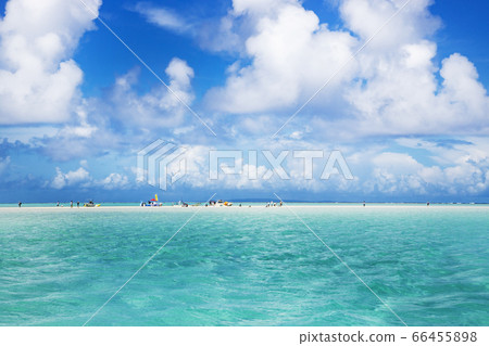 Yurigahama, a fantastic sandy beach on Yoron Island in the distance Yurigahama, a fantastic sandy beach on Yoron Island in the distance 66455898