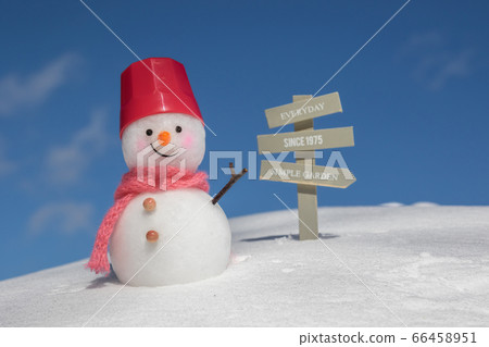 手工製作的雪人和度假勝地信息板 66458951