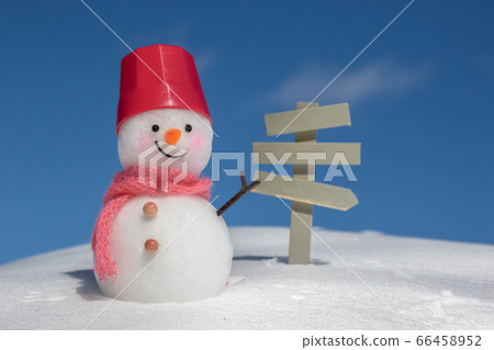 手工製作的雪人和度假勝地信息板 66458952