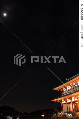 被月光照亮的平城宮遺跡朱雀 被月光照亮的平城宮遺跡朱雀 66459519
