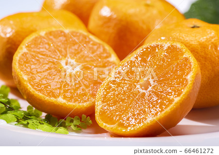 Fresh and delicious oranges 66461272