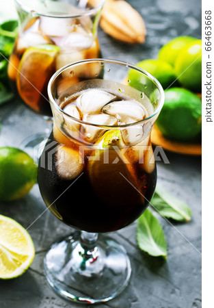 drink with limes 66463668