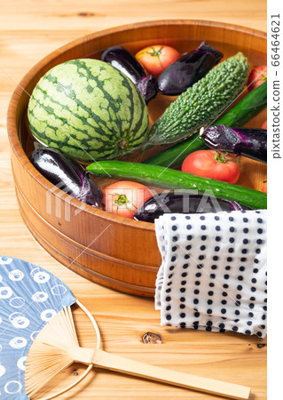 涼爽的夏季蔬菜在浴缸裡 66464621