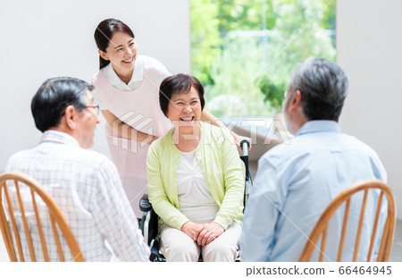 療養院中的老年人和看護者 66464945