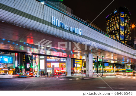 東京六本木十字路口在晚上 66466545