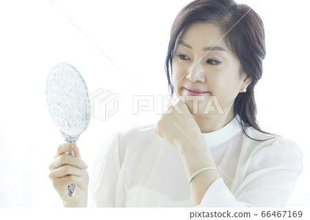 Business woman, beauty, decoration, ready to go out, makeup, makeup, home 66467169