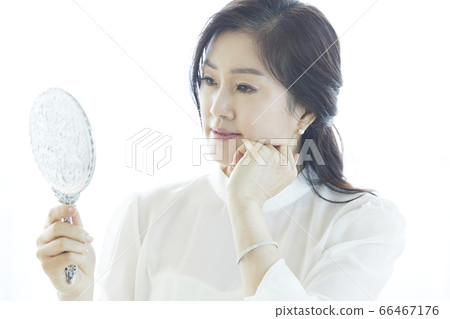 Business woman, beauty, decoration, ready to go out, makeup, makeup, home Business woman, beauty, decoration, ready to go out, makeup, makeup, home 66467176