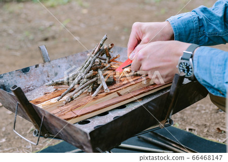 Camping fun healing bonfire Camping fun healing bonfire 66468147